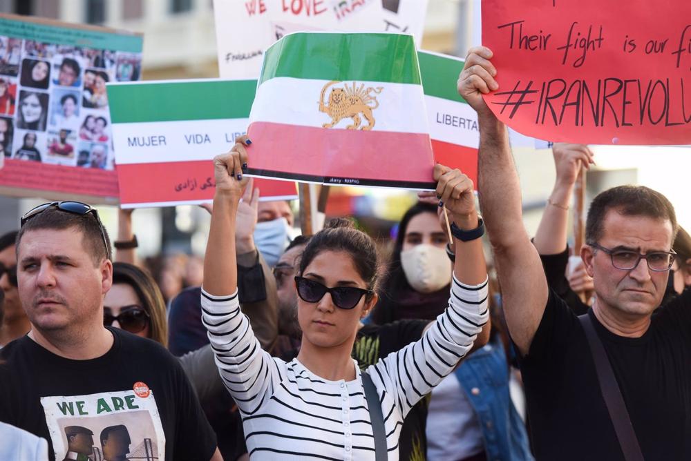 Datei - Menschen demonstrieren für die Achtung der Rechte der iranischen Frauen. Datei