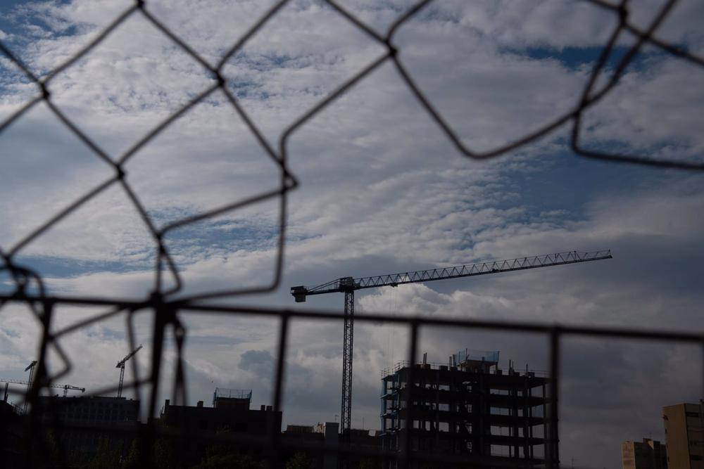 Una grúa en una zona de obras, a 31 de diciembre de 2022, en Barcelona Una