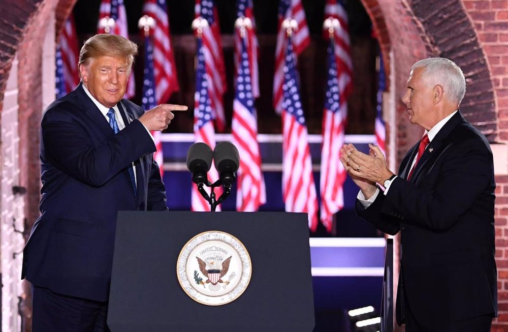 Archiv - Der ehemalige US-Präsident Donald Trump mit Vizepräsident Mike Pence. Archiv