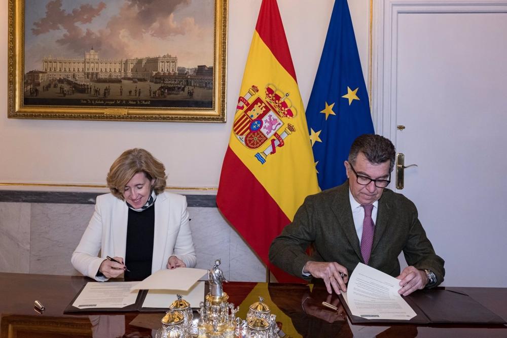 La presidenta de Patrimonio Nacional, Ana de la Cueva, y el presidente de la AEP, Jose Luis Romeu, han firmado en el Palacio Real de Madrid un protocolo general de actuación para concretar esa colaboración. La