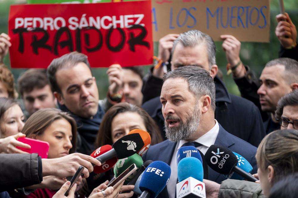 El presidente de Vox, Santiago Abascal, ofrece declaraciones a los medios a las puertas del Tribunal Constitucional (TC) El