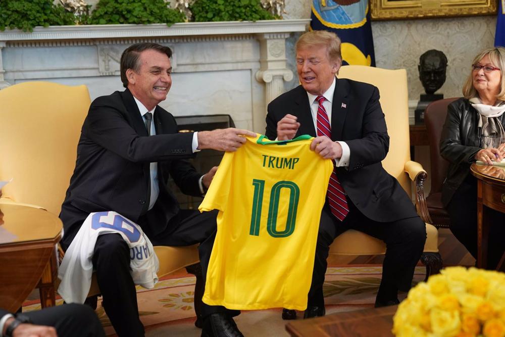 Archivo - Jair Bolsonaro y Donald Trump con la camiseta de la selección de fútbol de Brasil posan en la Casa Blanca. Archivo