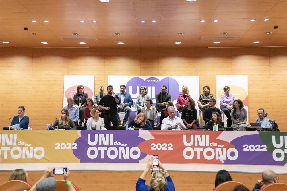 Archivo - Miembros del grupo político Podemos aplauden en la inauguración de la ‘Universidad de Otoño’ en la Facultad de Ciencias Políticas de la UCM, a 4 de noviembre de 2022, en Madrid (España). Archivo