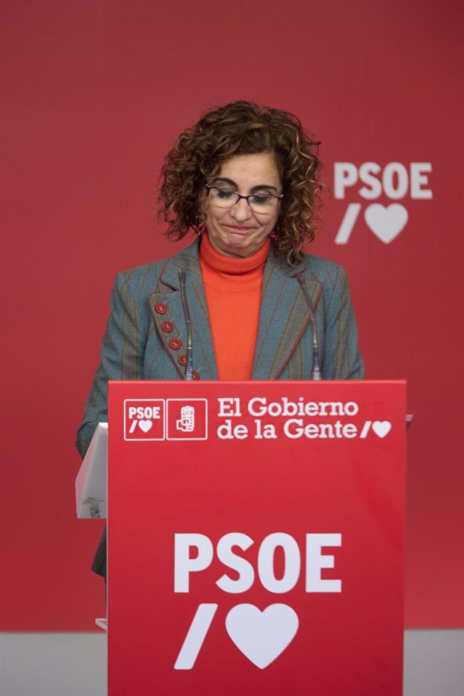 La vicesecretaria General y ministra de Hacienda y Función Pública, María Jesús Montero, comparece tras la segunda reunión del año de la Ejecutiva Federal del PSOE, en la sede del Partido Socialista, a 13 de enero de 2023, en Madrid (España). Durante la r La