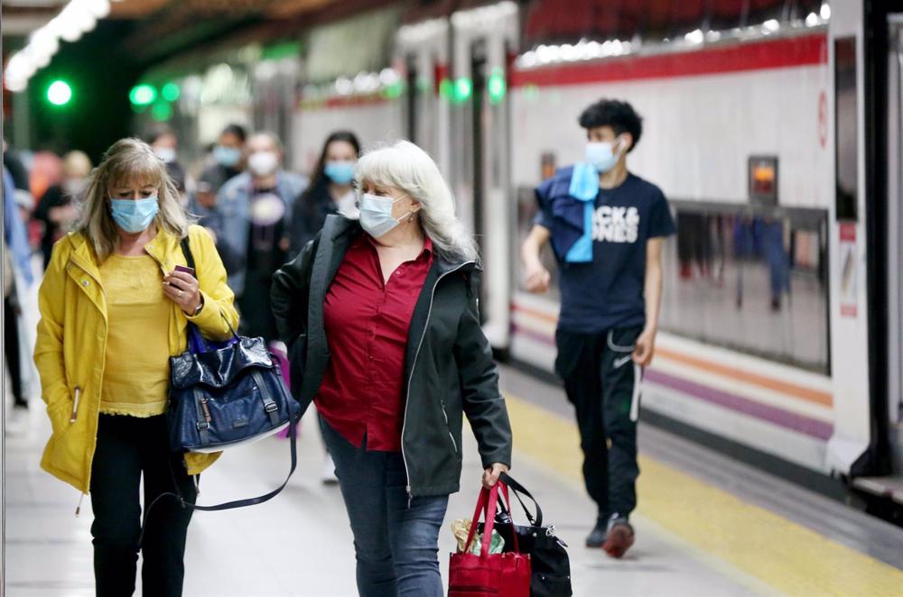 Archivo - Varias personas en la estación de Renfe de Nuevos Ministerios durante el primer día laboral tras el estado de alarma, a 10 de mayo de 2021, en Madrid (España). Tras el fin del segundo estado de alarma, que tuvo lugar ayer domingo 9 de mayo, la C Archivo