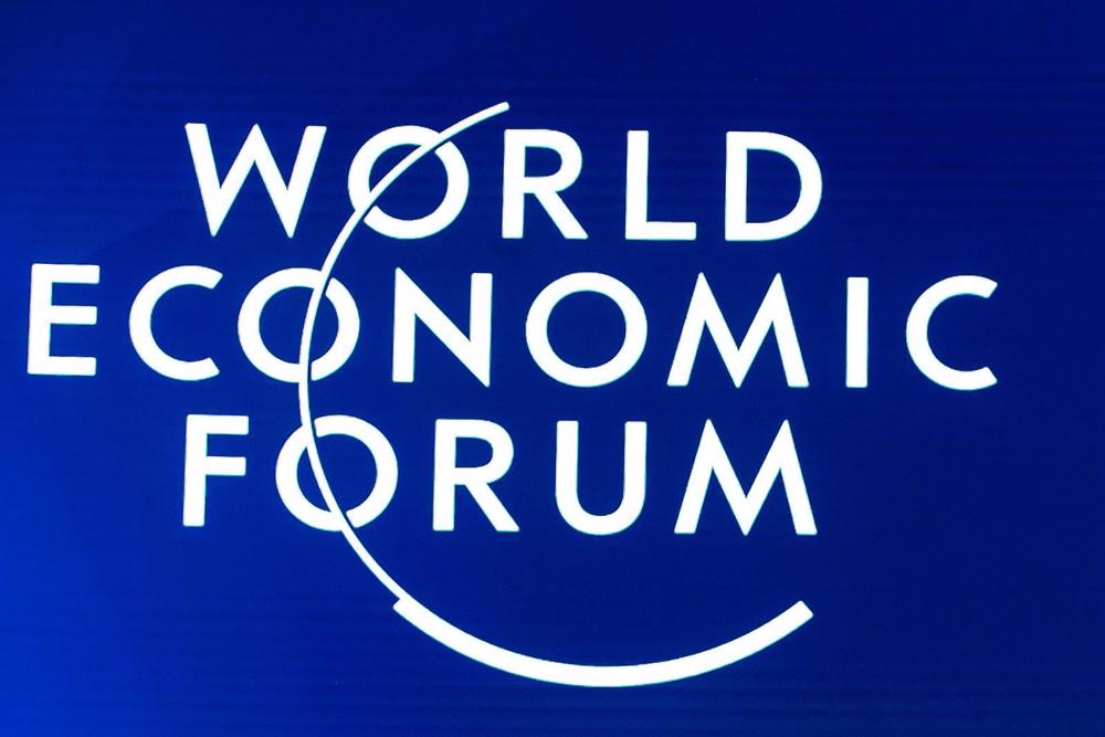 Archivo - FILED - 23 de Janeiro de 2020, Suíça, Davos: O logótipo do Fórum Económico Mundial é exibido no quadro durante uma sessão plenária. sident Volodymyr Zelensky está agendado para proferir digitalmente o primeiro discurso no meeti anual do Fórum Económico Mundial (WEF) Archivo