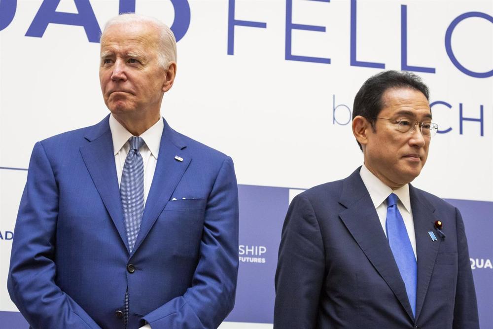 Archiv - US-Präsident Joe Biden mit dem japanischen Premierminister Fumio Kishida. Archiv