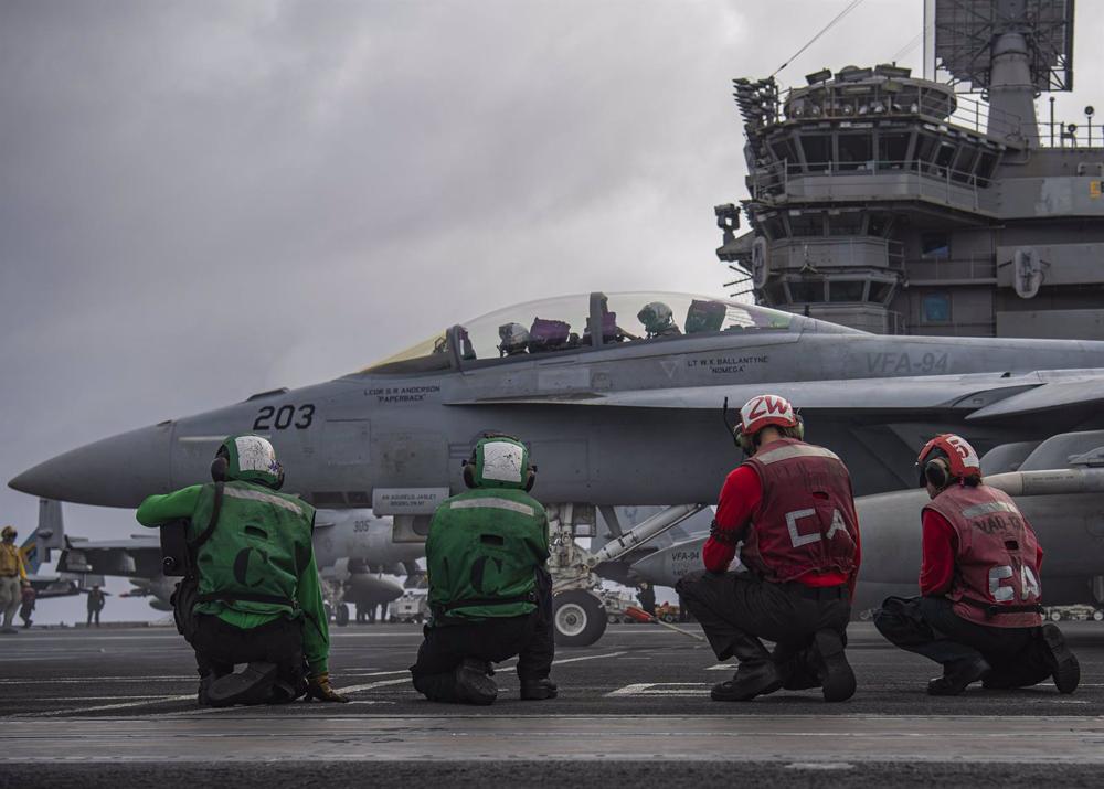 US-Piloten bereiten ein Flugzeug an Bord des Flugzeugträgers USS Nimitz vor US-Piloten