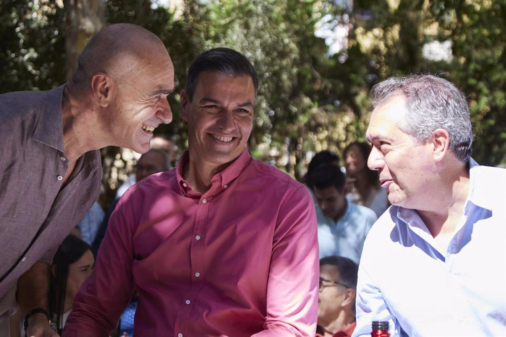 Archivo - El presidente del Gobierno y secretario general del PSOE, Pedro Sánchez, (2d) junto al Alcalde de Sevilla, Antonio Muñoz, (i) y el secretario general del PSOE de Andalucía, Juan Espadas, (d) en una foto de archivo. Archivo