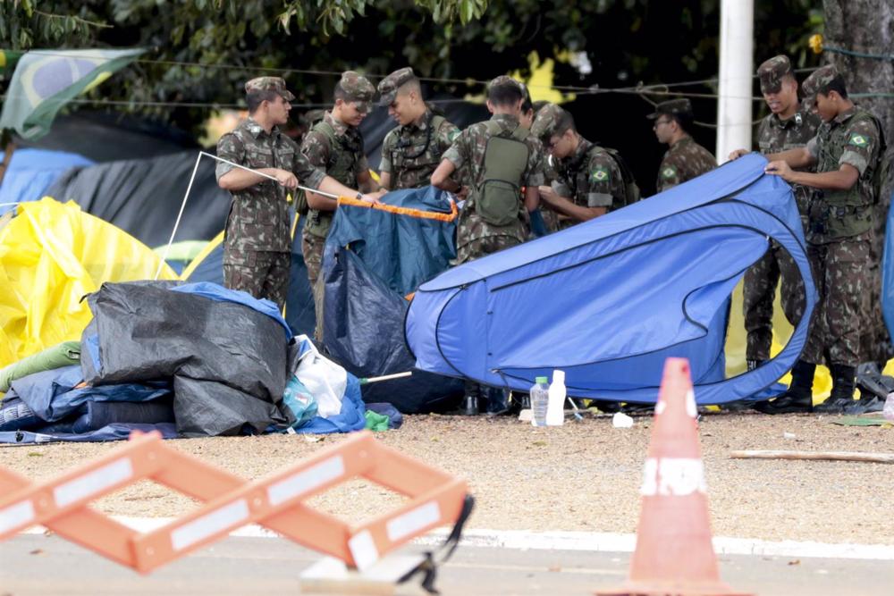 Fuerzas de seguridad limpian los campamentos de simpatizantes de Jair Bolsonaro frente a los cuarteles del Ejército en Brasilia Fuerzas