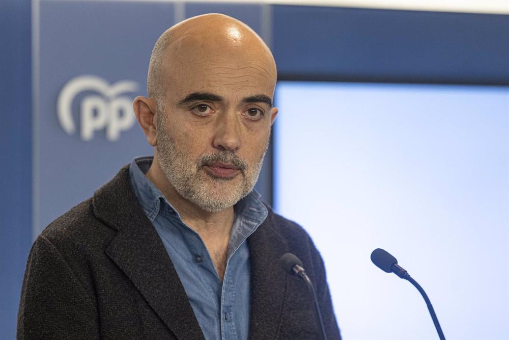 El candidato a la alcaldía de Barcelona por el PP, Daniel Sirera, durante una rueda de prensa El