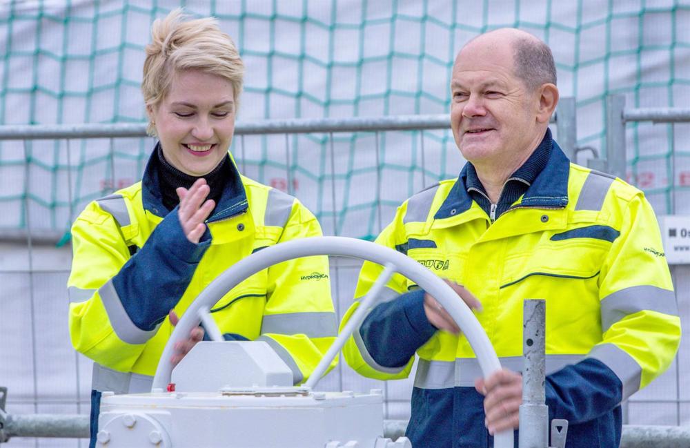 Olaf Scholz and Manuela Schwesig at the natural gas liquefaction plant in Lubmin Olaf