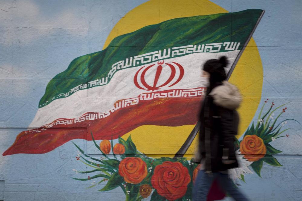 Arquivo - Um mural com a bandeira iraniana. Arquivo