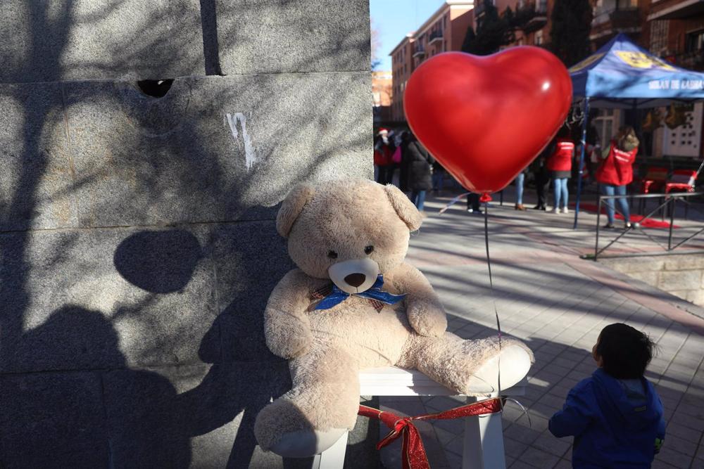 Un oso de peluche para los niños de las conocidas de las 'colas del hambre', en la plaza de San Amaro, a 5 de enero de 2023, en Madrid (España). Se trata de una iniciativa que, bajo el nombre de 'Madrina Ilusiona', la fundación inició el pasado mes de dic Un