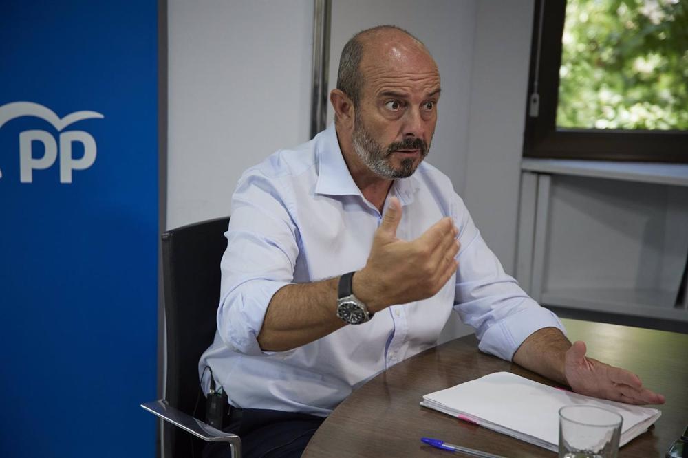 Archivo - El vicesecretario nacional de Coordinación Autonómica y Local del PP, Pedro Rollán, durante una entrevista. Archivo