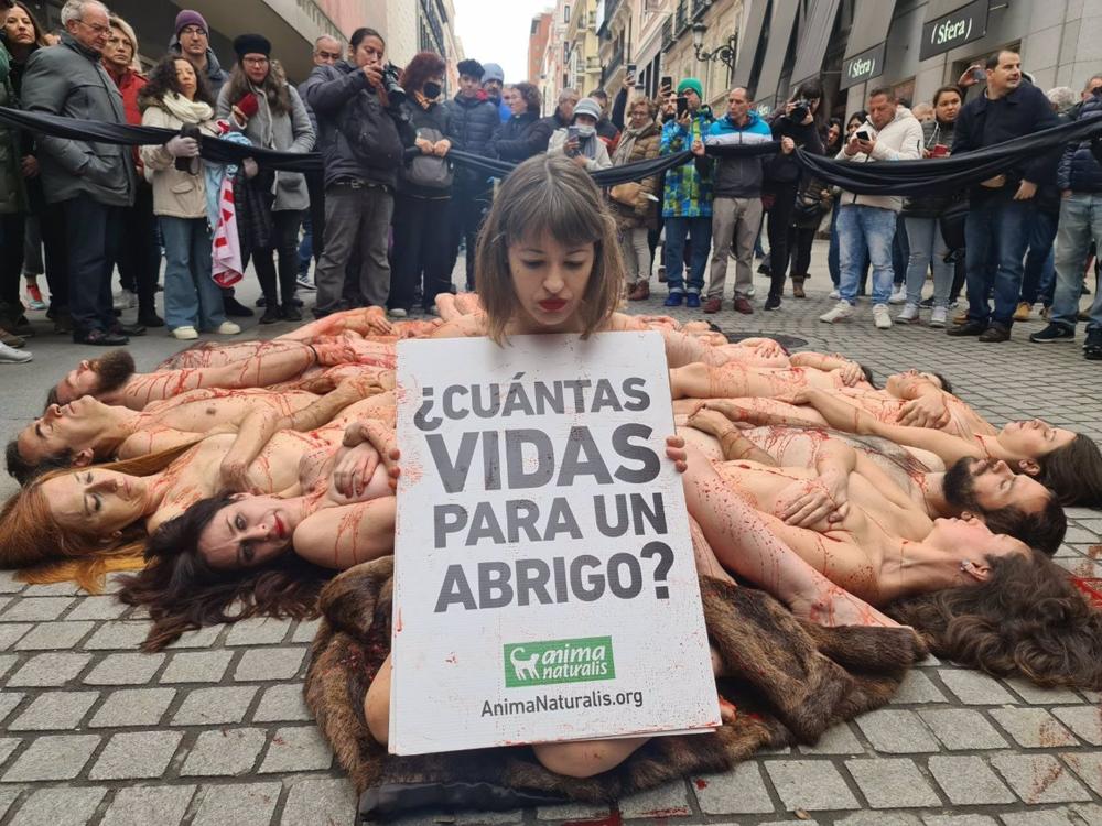 Medio centenar de activistas se desnudan en Preciados para exigir el cierre de las granjas peleteras Medio