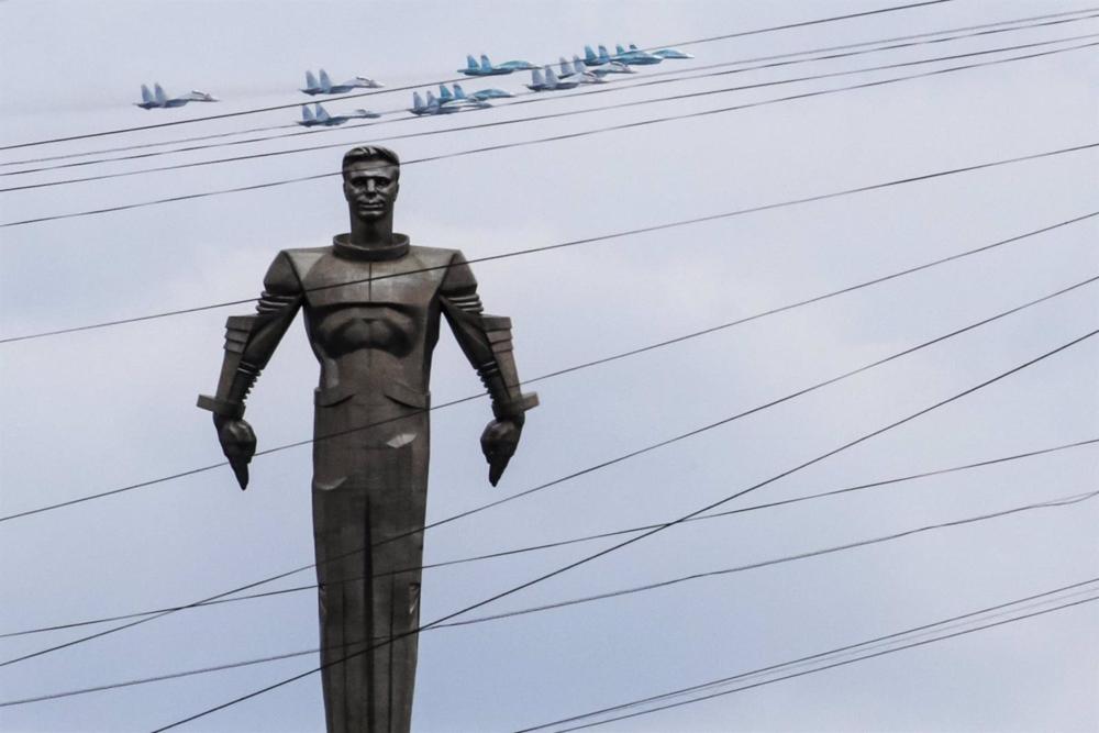 Archive - Les avions de chasse Sukhoi Su-34, Su-30 et Su-35 en parade à Moscou Archive