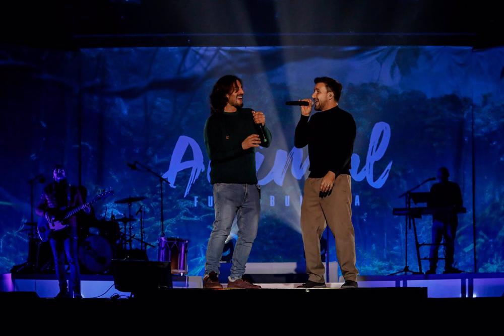El cantante del grupo musical Funambulista, Diego Cantero (d), junto al músico Andres Súarez, durante un ensayo previo a su concierto El