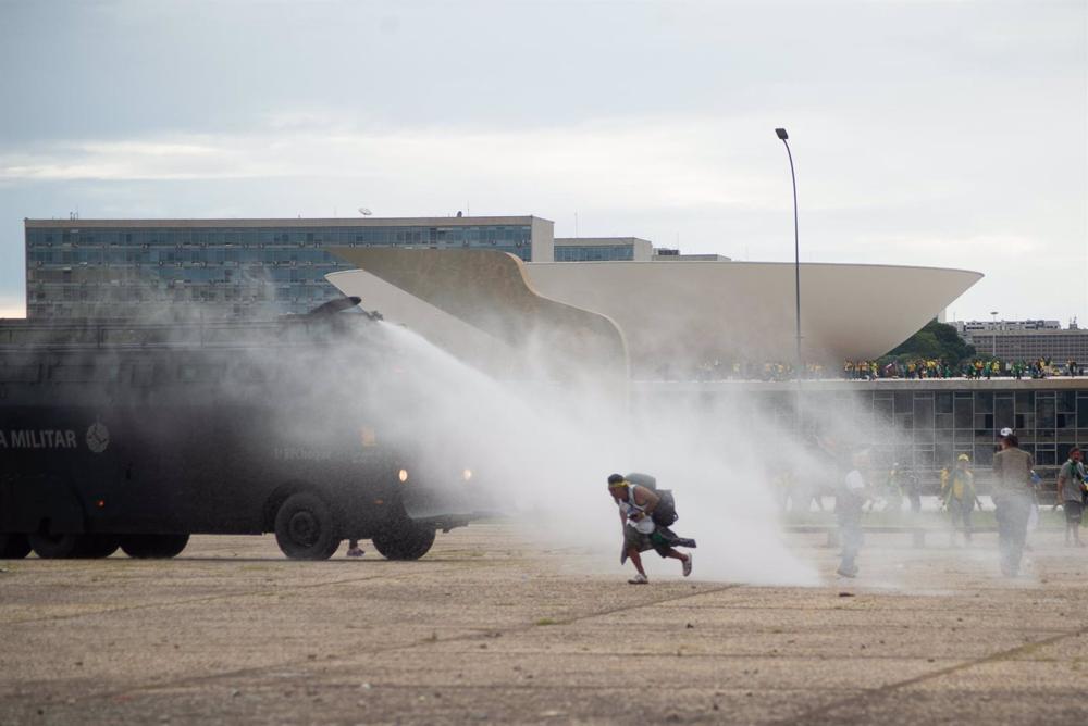 Image d'archive de l'assaut contre le Congrès, le palais présidentiel et la Cour suprême au Brésil. Image