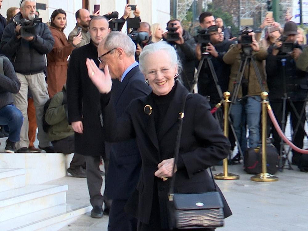 La regina Margrethe di Danimarca arriva ad Atene per partecipare ai funerali di re Costantino di Grecia La