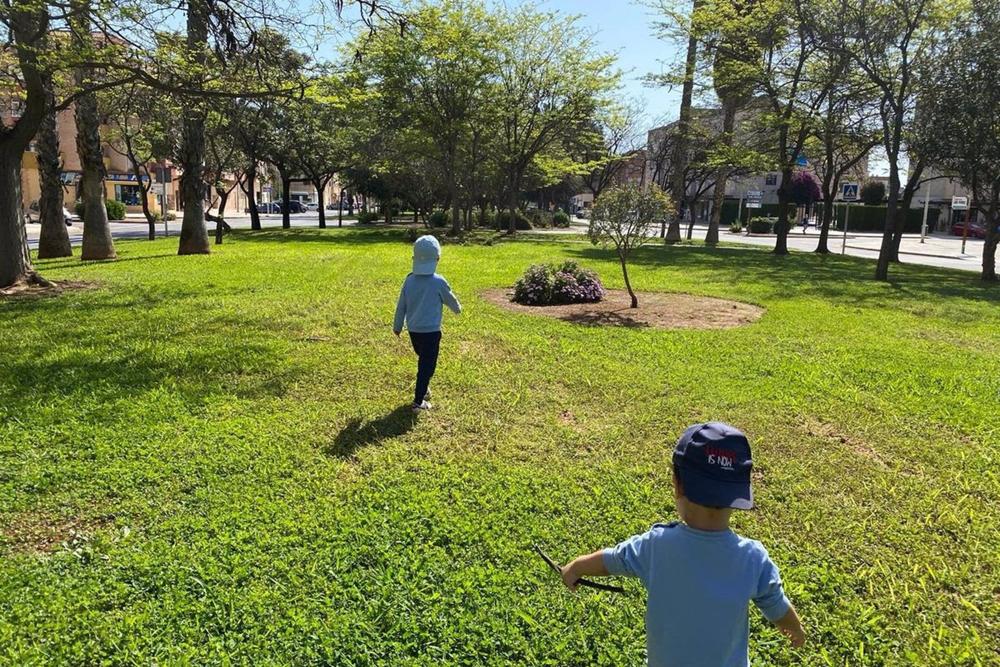 Archivo - Unos niños jugando en un parque Archivo