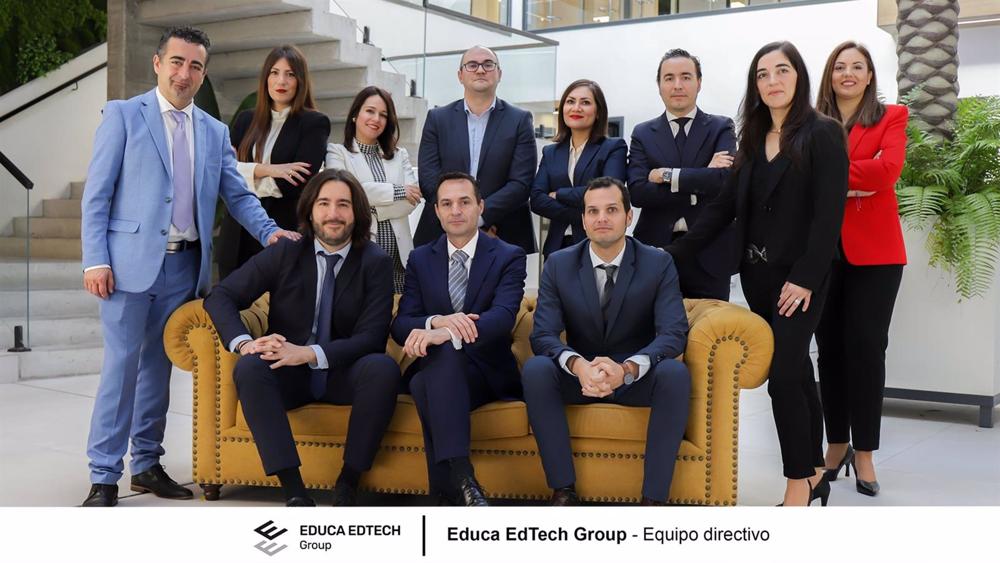 El consejero delegado de Educa EdTech Group, Jesús Moreno, en el centro del sofá con el director de Operaciones, Rafael García-Parrado, a su izquierda y el director Financiero, Jaime Ávila, a su derecha, rodeados del resto del equipo directivo del grupo El