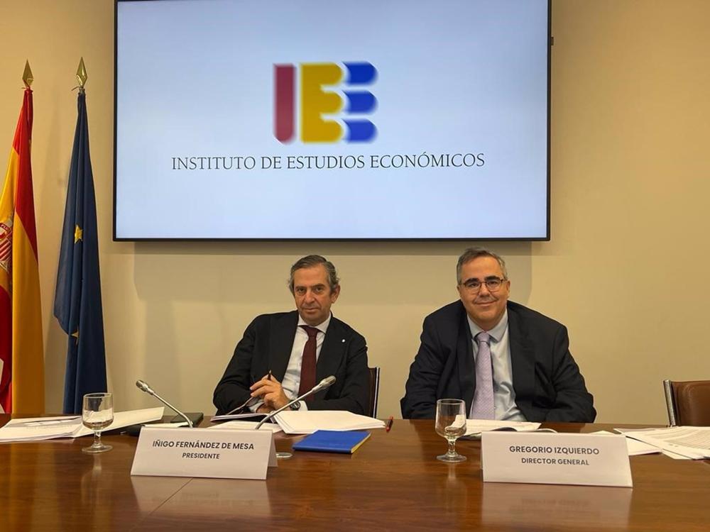 El presidente del Instituto de Estudios Económicos, Íñigo Fernández de Mesa, y su director general, Gregorio Izquierdo El