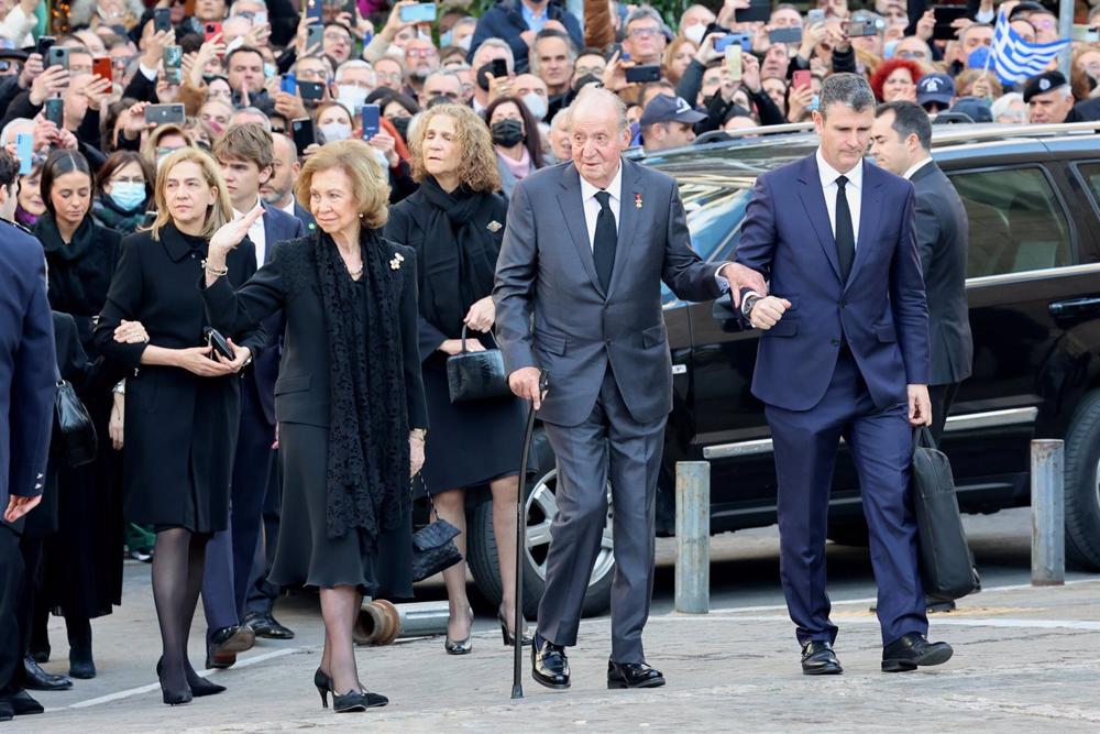 La reina Sofía y el rey Juan Carlos I, acompañados de sus hijas las Infantas Cristina y Elena y sus nietos, llegan al funeral por el rey Constantino de Grecia en la Catedral Metropolitana de Atenas, a 16 de enero de 2023, en Atenas (Grecia). La