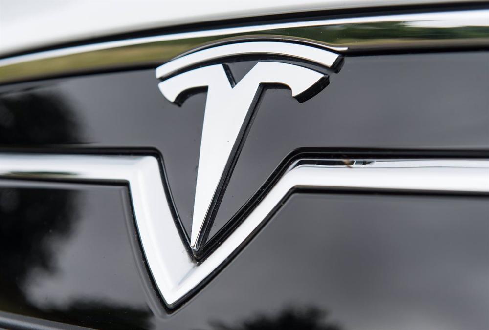 Archivo - FILED - 16 June 2015, Ebringen: The logo of Tesla electric vehicle company is pictured on an S model vehicle. Photo: Patrick Seeger/Deutsche Presse-Agentur GmbH/dpa Archivo