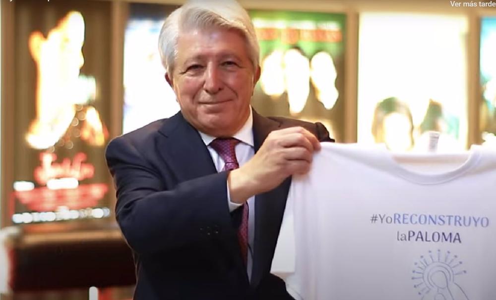 Enrique Cerezo con una camiseta con el lema 'Yo reconstruyo la Paloma'. Enrique