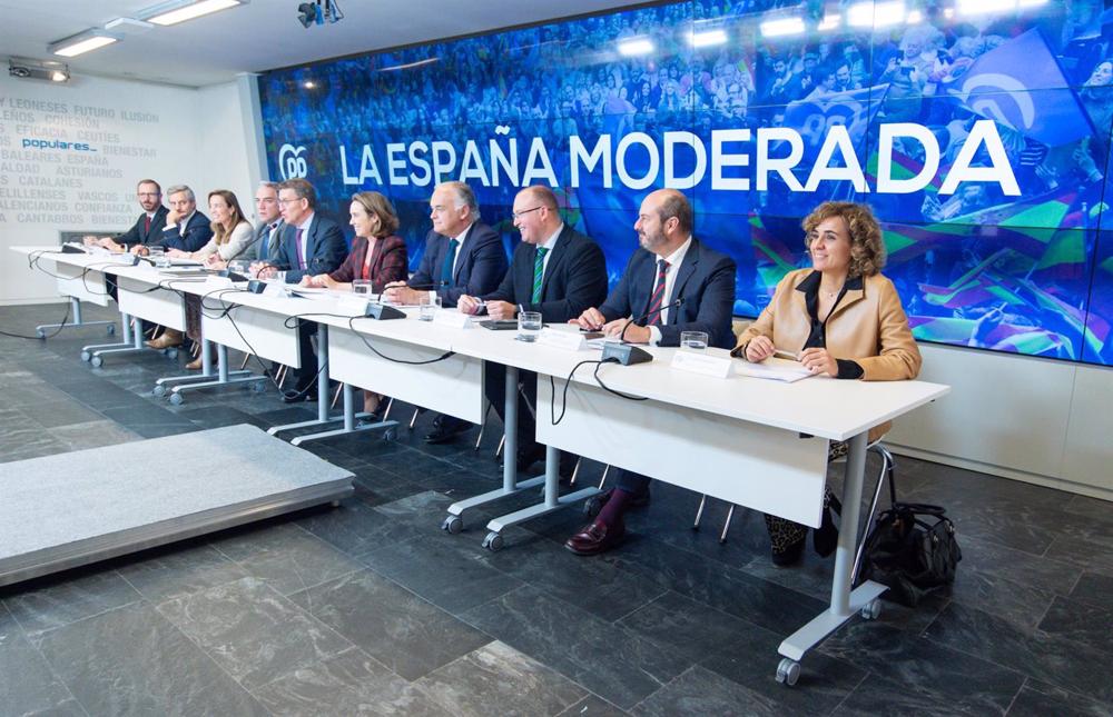(I-D) El portavoz del Grupo Popular en el Senado, Javier Maroto; el vicesecretario de Economía del PP, Juan Bravo; la vicesecretaría de Políticas Sociales del PP, Carmen Navarro; el coordinador general del PP, Elías Bendodo; el presidente del Partido Popu (I-D)