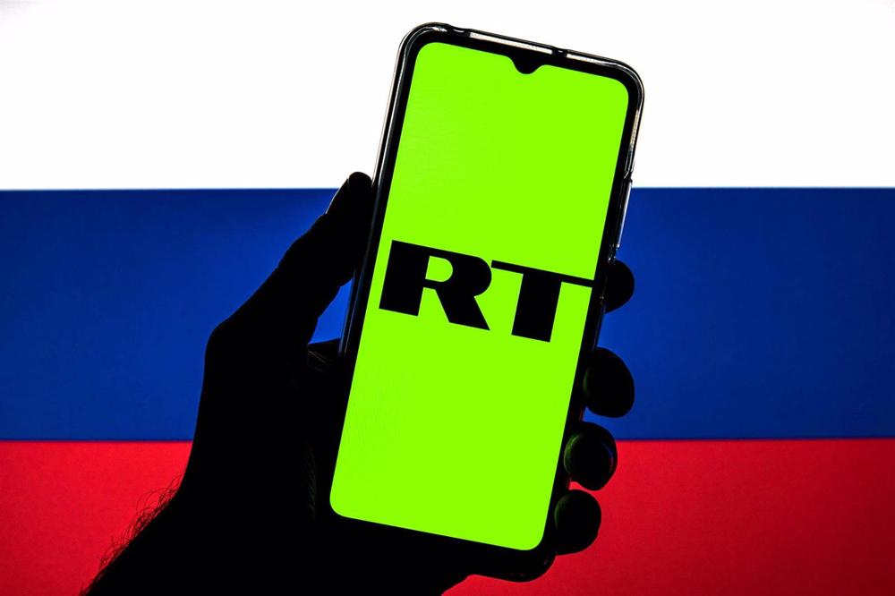 RT-Logo auf einer russischen Flagge RT-Logo