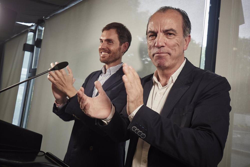 Archivo - Los diputados navarros Sergio Sayas (i) y Carlos García Adanero (d) celebran el primer acto público de su plataforma, en el Hotel Tres Reyes, a 14 de junio de 2022, en Pamplona, Navarra (España). Archivo