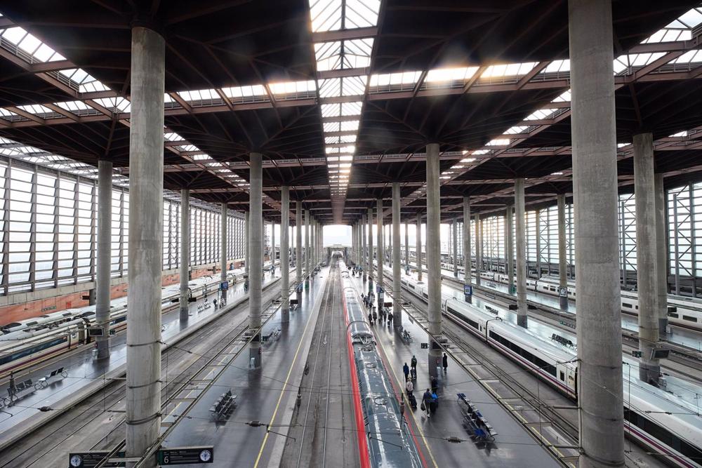 Varias personas en las vías de la estación Puerta de Atocha-Almudena Grandes, a 30 de diciembre de 2022, en Madrid Varias