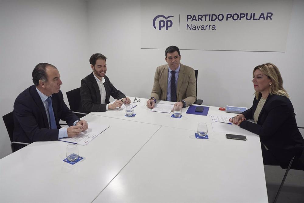 El presidente del PPN, Javier García (c), y la secretaria general del PPN, Amelia Salanueva (d), se reúnen con los diputados Carlos García Adanero (i) y Sergio Sayas (2i) para explorar un acuerdo, en la sede del PPN, a 17 de enero de 2023, en Pamplona, Na El