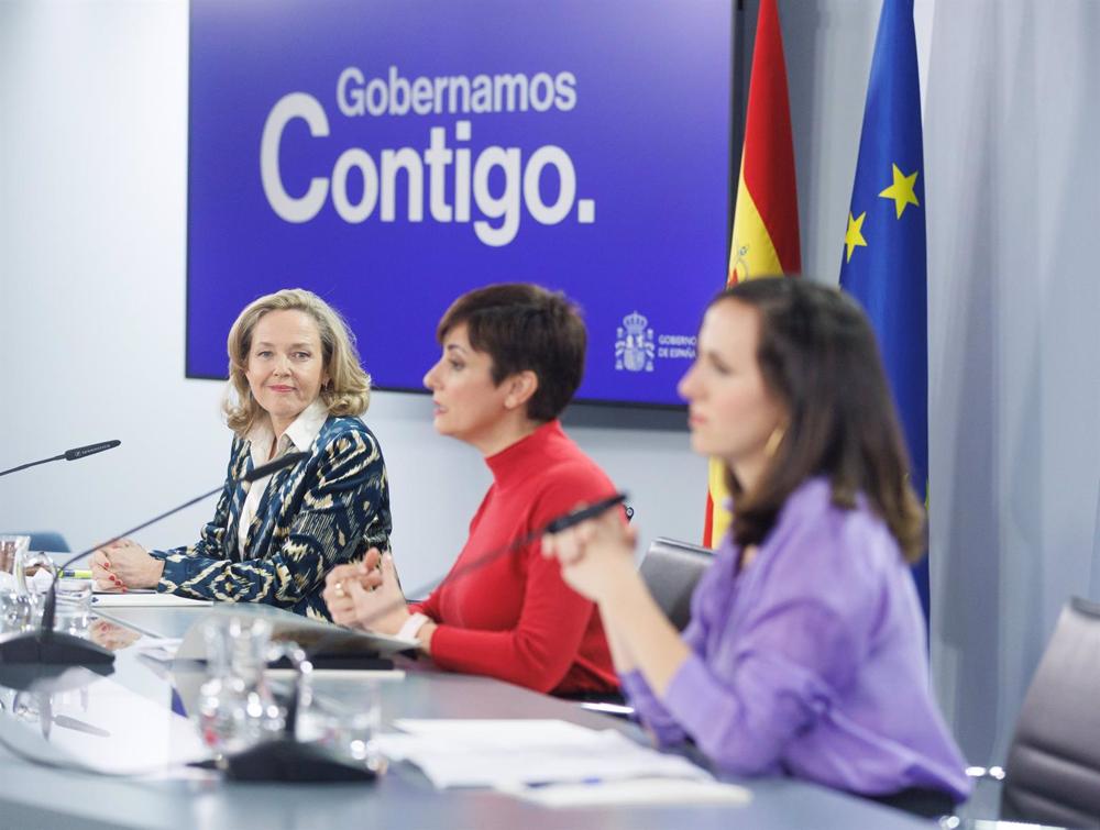 (I-D) La vicepresidenta primera y ministra de Asuntos Económicos y Transformación Digital, Nadia Calviño; la portavoz del Gobierno y ministra de Política Territorial, Isabel Rodríguez, y la líder de Podemos y ministra de Derechos Sociales, Ione Belarra, d (I-D)