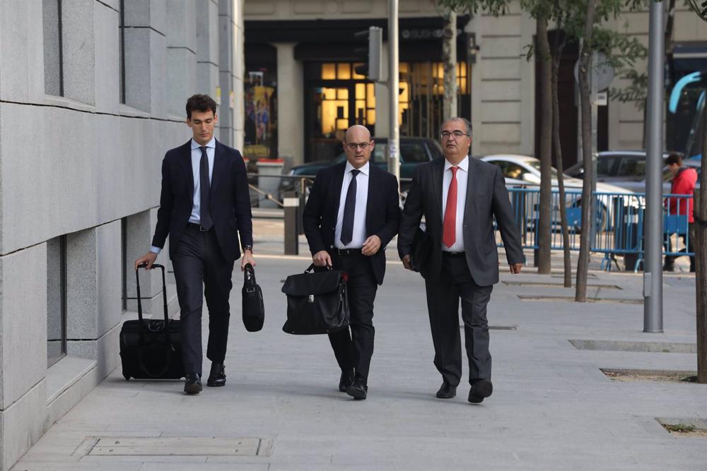 Archivo - El expresidente del Banco Popular, Ángel Ron (1d), a su llegada al Juzgado Central de Instrucción número 4 de la Audiencia Nacional, donde ha sido citado por el juez, José Luis Calama, por las presuntas irregularidades que llevaron a la quiebra Archivo