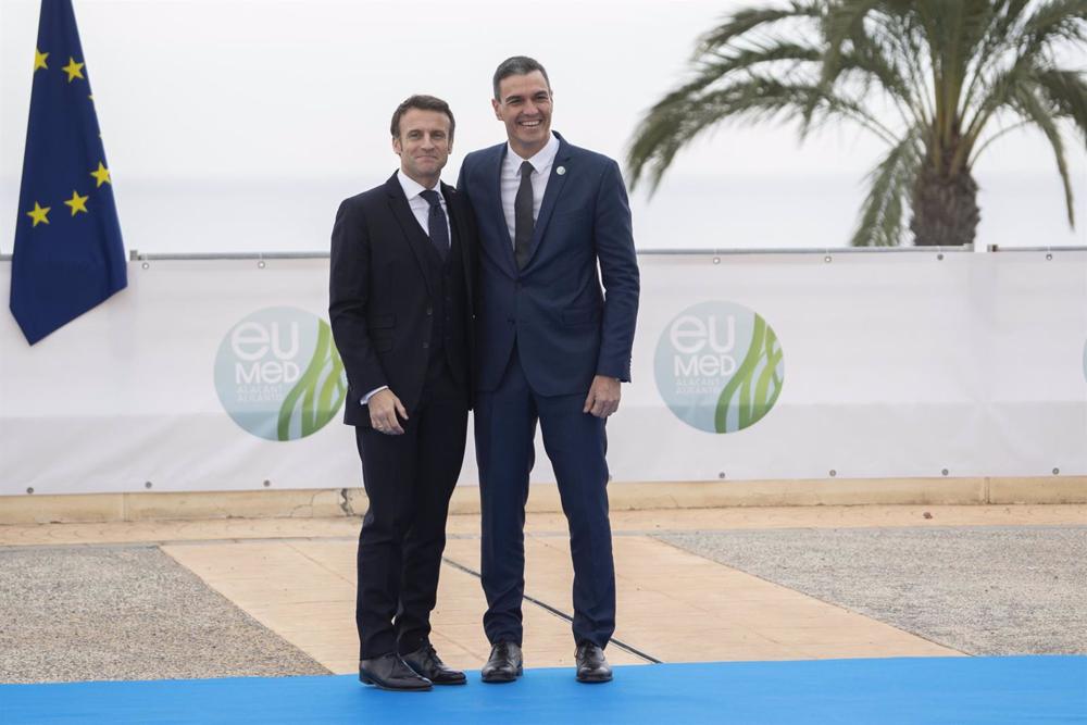 Archivo - El presidente del Gobierno de España, Pedro Sánchez, recibe al presidente de Francia, Emmanuel Macron, en la Cumbre EU-MED9 Archivo