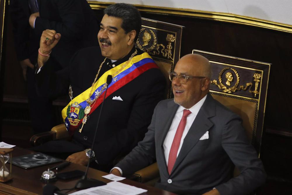 Le président vénézuélien Nicolas Maduro est assis à côté du président de l'Assemblée nationale Jorge Rodriguez après que Maduro ait prononcé son discours annuel à la nation au Palais législatif fédéral. Le