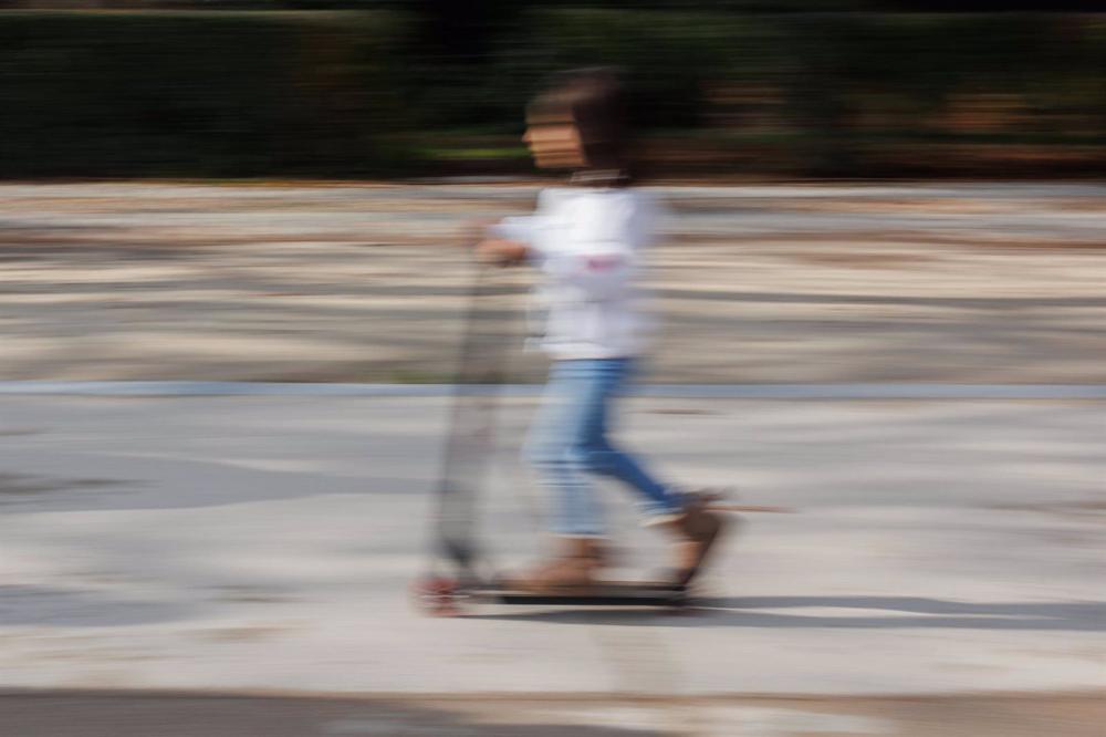 Una niña pasea en su patinete en el parque del Retiro, a 25 de diciembre de 2022, en Madrid Una