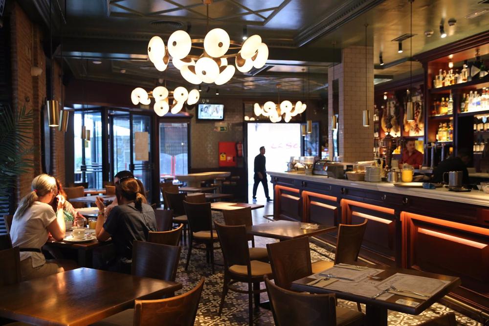 Archivo - Interior de un establecimiento de restauración Archivo