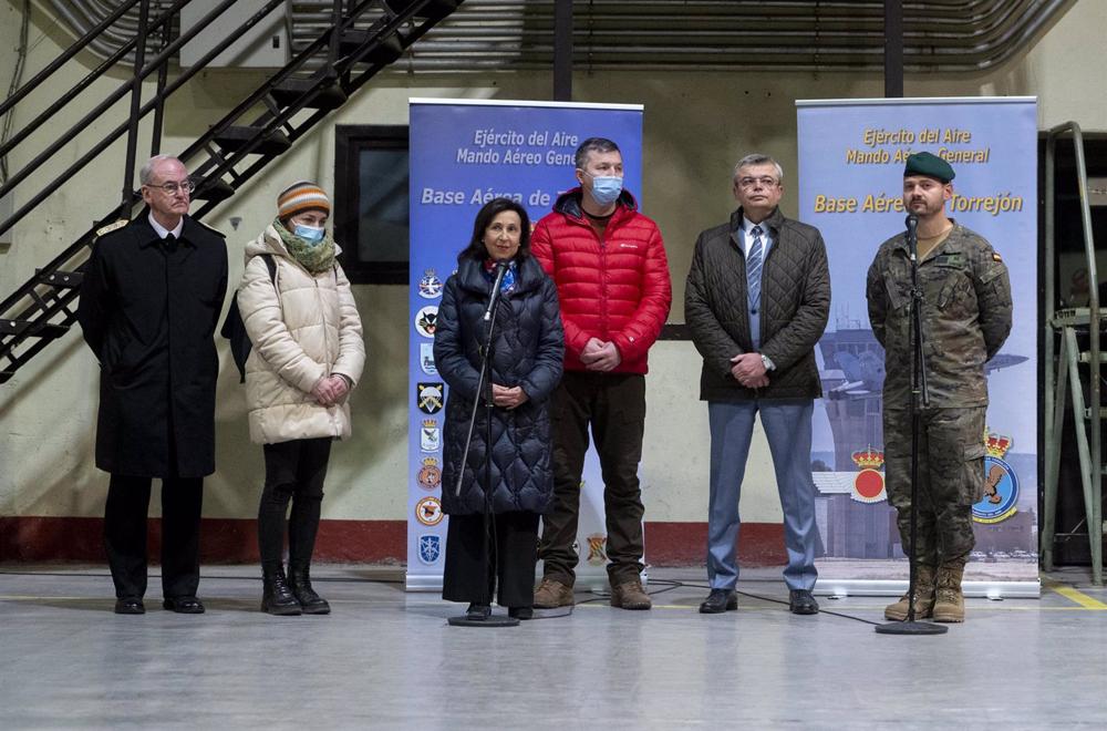 La ministra de Defensa, Margarita Robles,en el recibimiento a militares ucranianos en la base aérea de Torrejón de Ardoz (Madrid) La