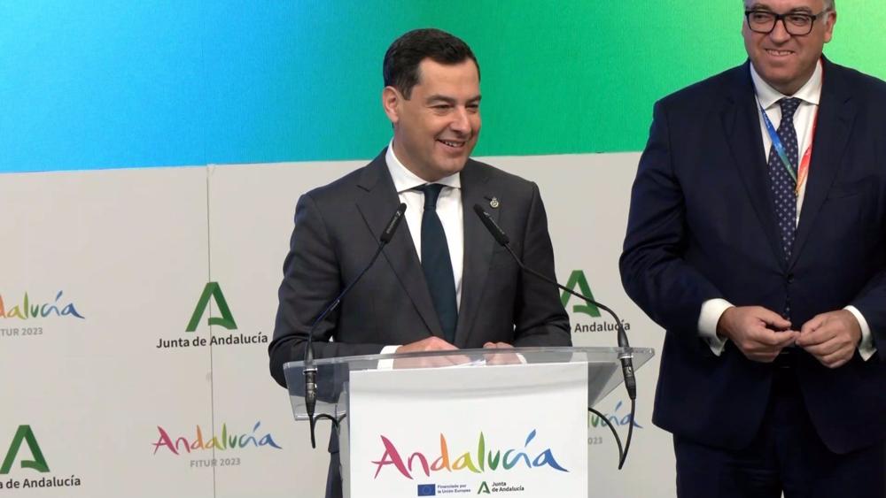 El presidente de la Junta de Andalucía, Juanma Moreno, durante la rueda de prensa que ha ofrecido con motivo de su visita a Fitur, en Madrid El