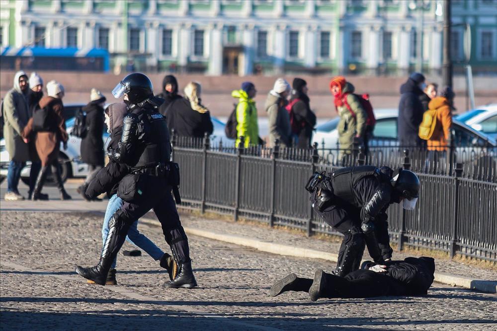 Fichier - Image d'archive de policiers russes détenant des manifestants à Saint-Pétersbourg. Fichier