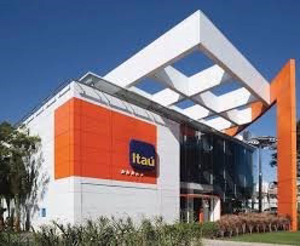Archivo - Sucursal del banco brasileño Itaú Archivo