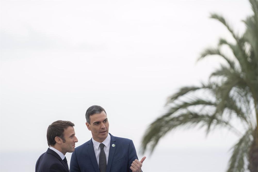 Archivo - El presidente del Gobierno de España, Pedro Sánchez (d), recibe al presidente de Francia, Emmanuel Macron, en la Cumbre EU-MED9, en la Ciudad de la Luz, a 9 de diciembre de 2022, en Alicante, Comunidad de Valencia, (España). Archivo