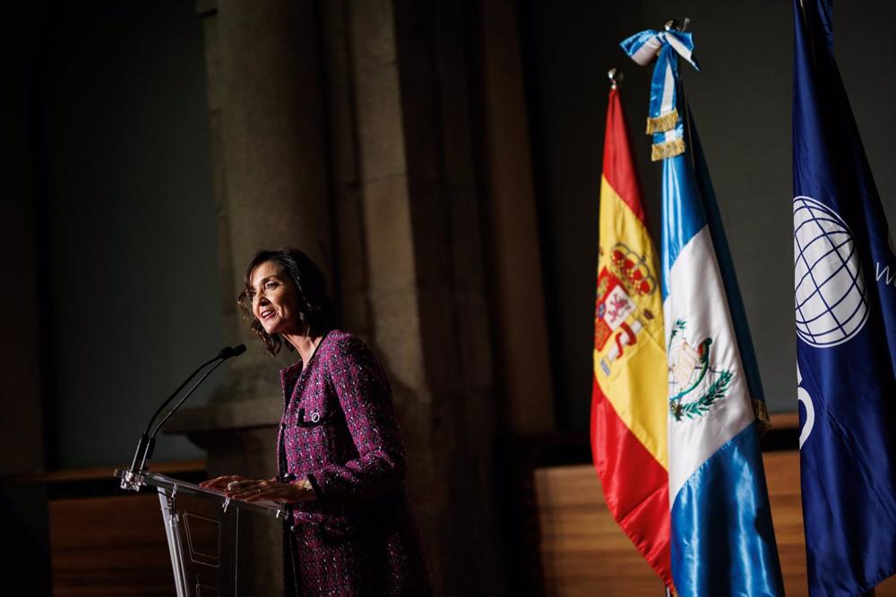 La ministra de Industria, Comercio y Turismo, Reyes Maroto, en el cóctel de bienvenida de Fitur, en la noche del martes La