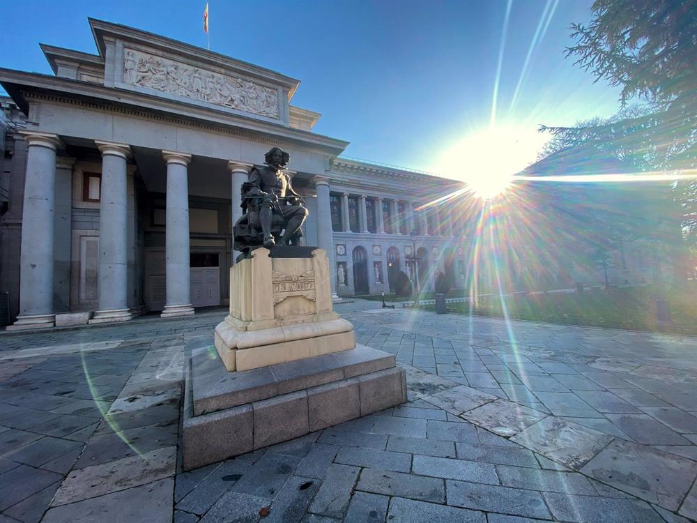 Archivo - La estatua de Velázquez frente al Museo del Prado. Archivo