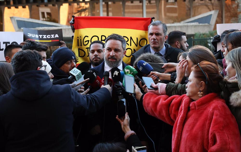 El presidente de VOX, Santiago Abascal, atiende a los medios antes de presentar un recurso de inconstitucionalidad en la sede del Tribunal Constitucional, a 19 de enero de 2023, en Madrid (España). Santiago Abascal e Ignacio Garriga han presentado esta ma El