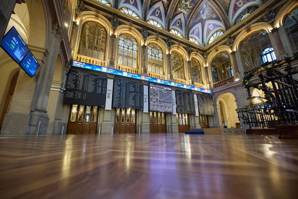 Varios paneles del Ibex 35 en el Palacio de la Bolsa, a 4 de enero de 2023, en Madrid (España). Varios